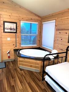 Studio Cabin With Jetted Tub Photo 2