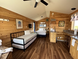 Studio Cabin With Kitchen and Jetted Tub Photo 3