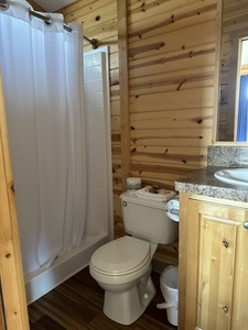 Studio Cabin With Kitchen and Jetted Tub Photo 5