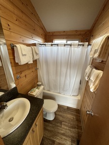 Two Bedroom Cabin with Kitchen Photo 6
