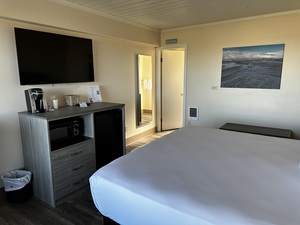 King Suite with Partial Ocean View Photo 3