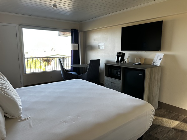 King Suite with Partial Ocean View Photo 2